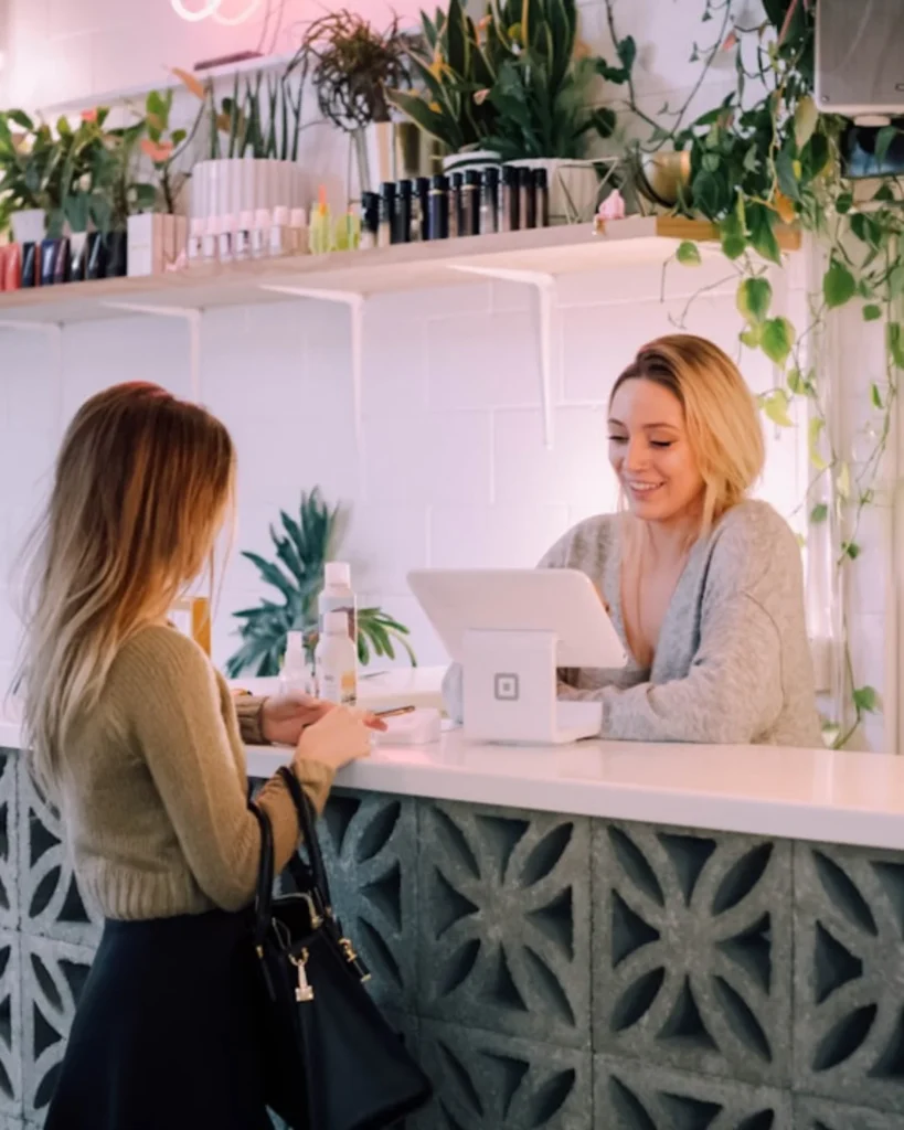 Escena formativa de atención profesional al cliente en un entorno de servicios wellness