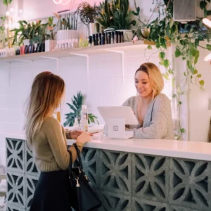 Escena formativa de atención profesional al cliente en un entorno de servicios wellness